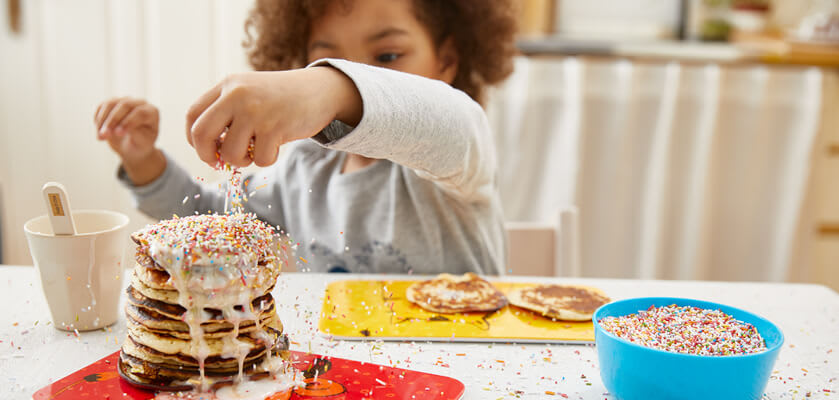 Backen mit Kindern: Tipps und Ideen für süße Leckereien Backen mit Kindern: Kind backt leckere Pfannkuchen
