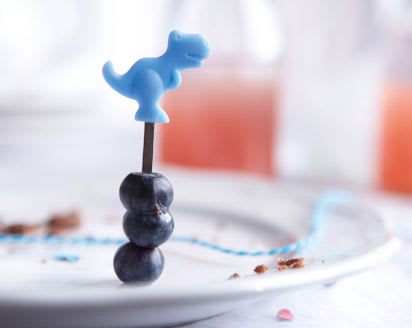 Backen mit Kindern: Leckere Beeren als Snack Backen mit Kindern: Blaubeeren auf einem kleinen Spieß