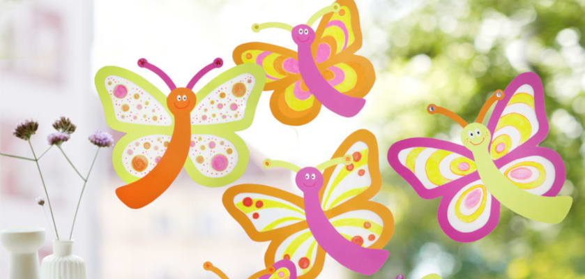 Bastelideen für den Sommer: Gebastelte Schmetterlinge am Fenster