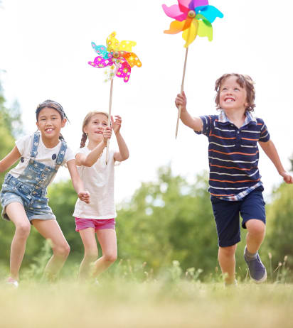 Bastelideen für Kinder im Sommer: Kunterbunte Windräder Bastelideen für den Sommer: Kinder spielen mit Windrädern