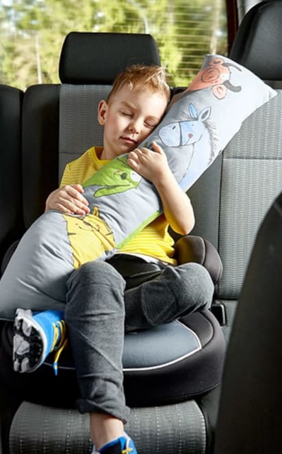 Spiele im Auto machen müde: Her mit der Kuschelrolle! Spiele im Auto: Junge schläft im Kindersitz mit Kuschelrolle