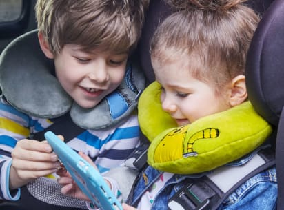 Spiele im Auto: Beschäftigung mit Handy & Tablet Spiele im Auto: Geschwister spielen im Auto mit einem Tablet