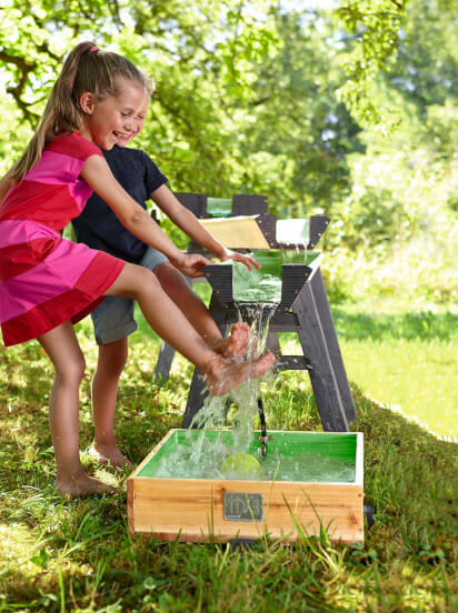Wasserspiele mit Kindern: Planschen mit der Wasserbahn
