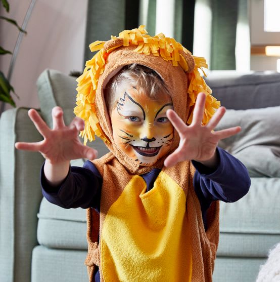 Junge mit selbst gemachtem Löwen-Kostüm für Fasching
