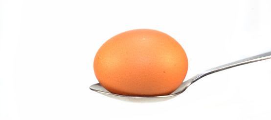 Ostern mit Kindern: Hartgekochtes Ei auf einem Löffel für Eierlauf