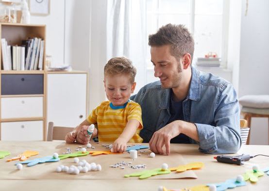 Basteln mit Kindern für Ostern: Spaß für die ganze Familie Basteln mit Kindern für Ostern: Vater bastelt mit Sohn Osterhasen