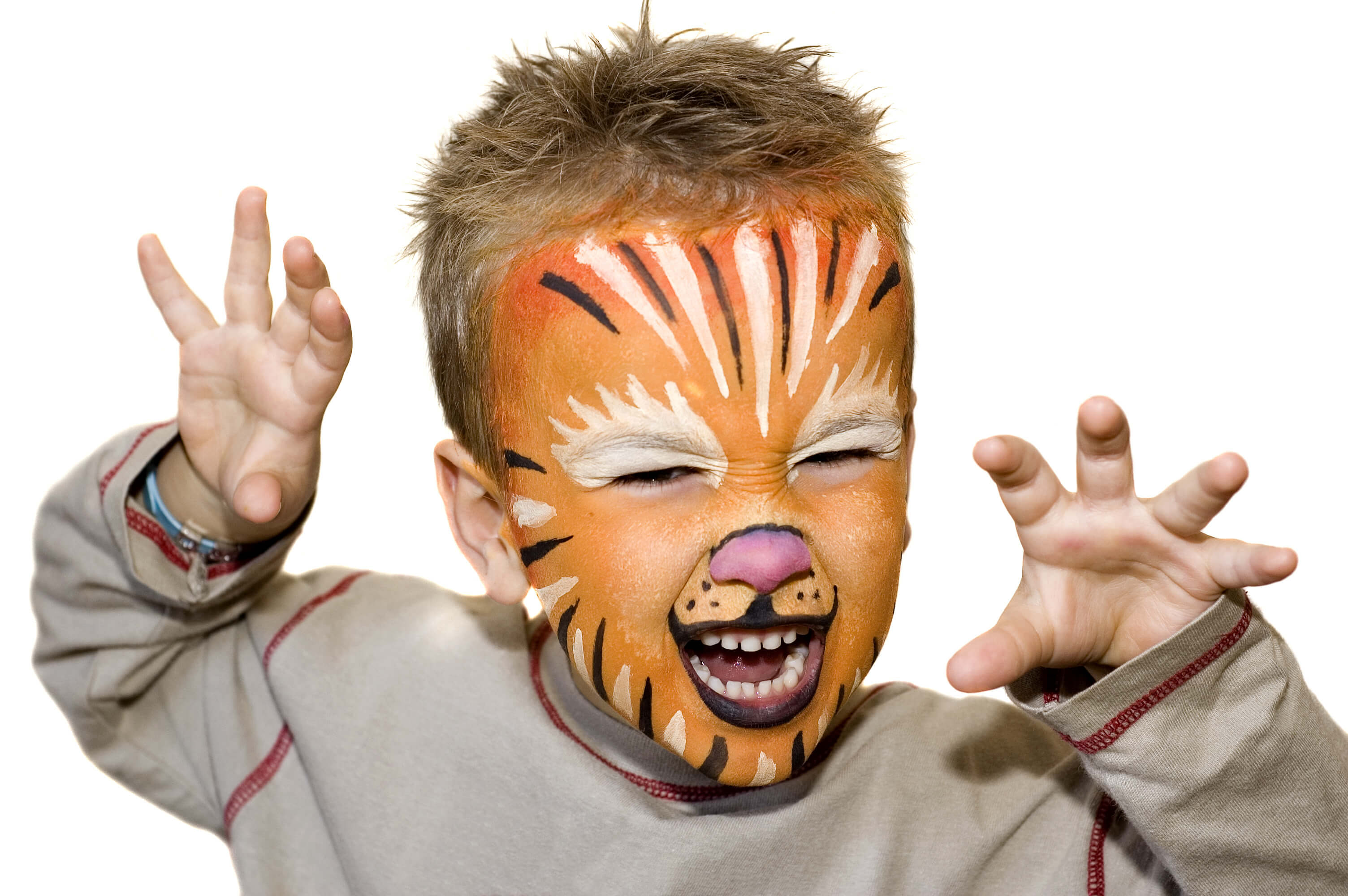 Kinderschminken: Kind mit geschminktem Löwen-Gesicht - Alternative zum Basteln von Tiermasken