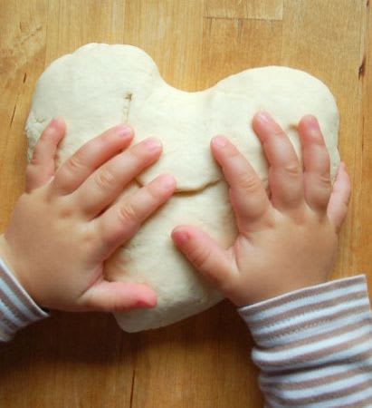 Basteln mit Kleinkindern: Salzteig ist besonders beliebt bei allen Altersklassen Basteln mit Kleinkindern: Kind formt Herz aus Salzteig
