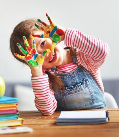 Basteln mit Kleinkindern: Tolle Kunstwerke mit Fingerfarben zaubern Basteln mit Kleinkindern: Mädchen malt mit Fingerfarben
