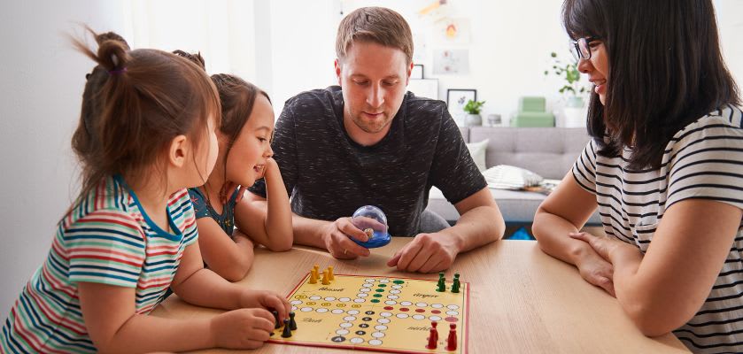 Familienspiel-Ideen: Spielzeit ist Familienzeit Familienspiel-Ideen: Familie spielt Mensch ärgere dich nicht