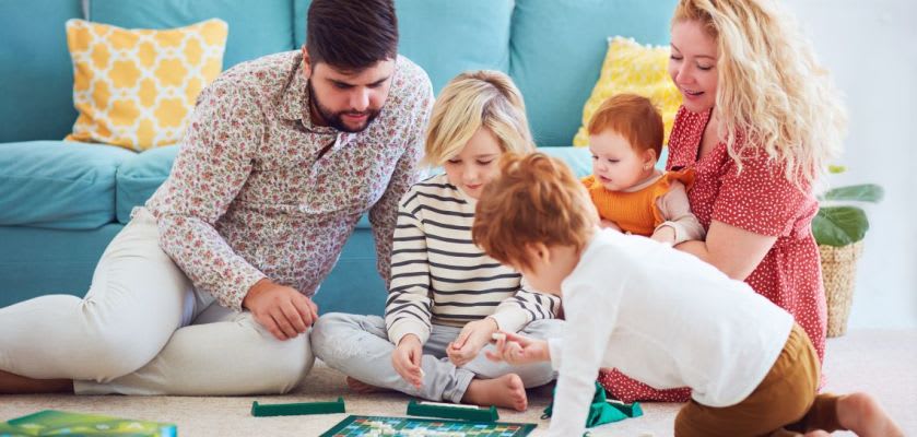 Familienspiel-Ideen: Tipps & Anleitungen Familienspiel-Ideen: Familie spielt Brettspiel