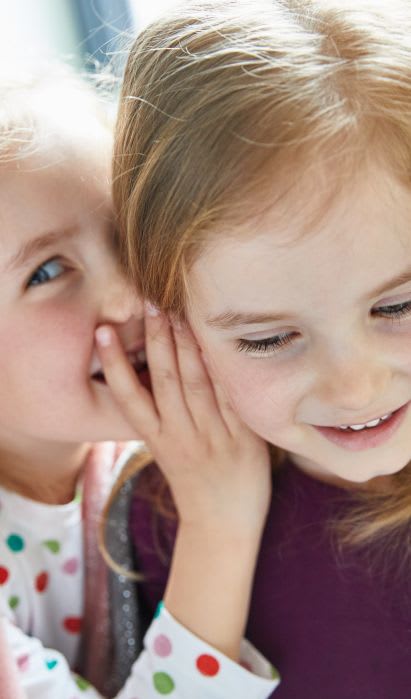 Familienspiel-Ideen: Stille Post Familienspiel-Ideen: Kinder spielen stille Post