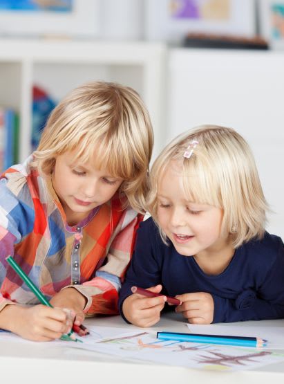 Familienspiel-Ideen: Vier gewinnt Familienspiel-Ideen: Kinder spielen Vier gewinnt