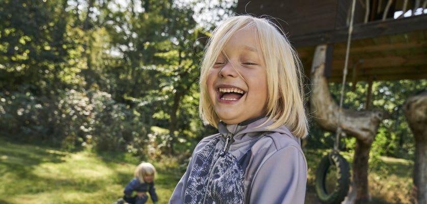 Gartenspiele machen Spaß Geschwister spielen Gartenspiele und haben Spaß