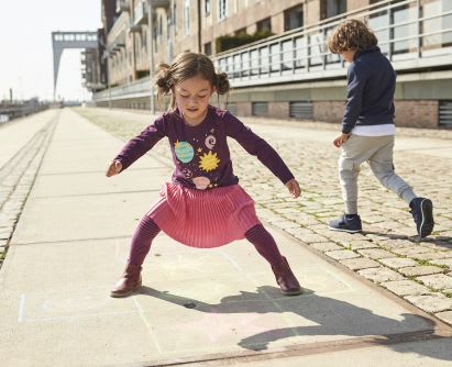 Gartenspiele: Hüpfspiele machen überall Spaß Gartenspiele: Kinder spielen Hüpfspiel