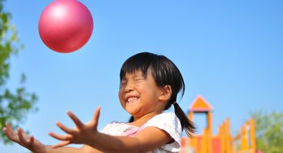 Gartenspiele mit Bällen Mädchen spielt Gartenspiel mit Ball