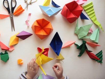 Basteln mit Kindern: Kind macht Origami