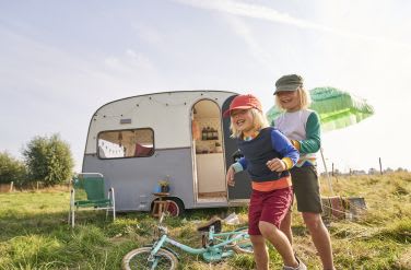 Geschwisterliebe: Eine besondere Beziehung Geschwisterliebe: Geschwister spielen im Gras