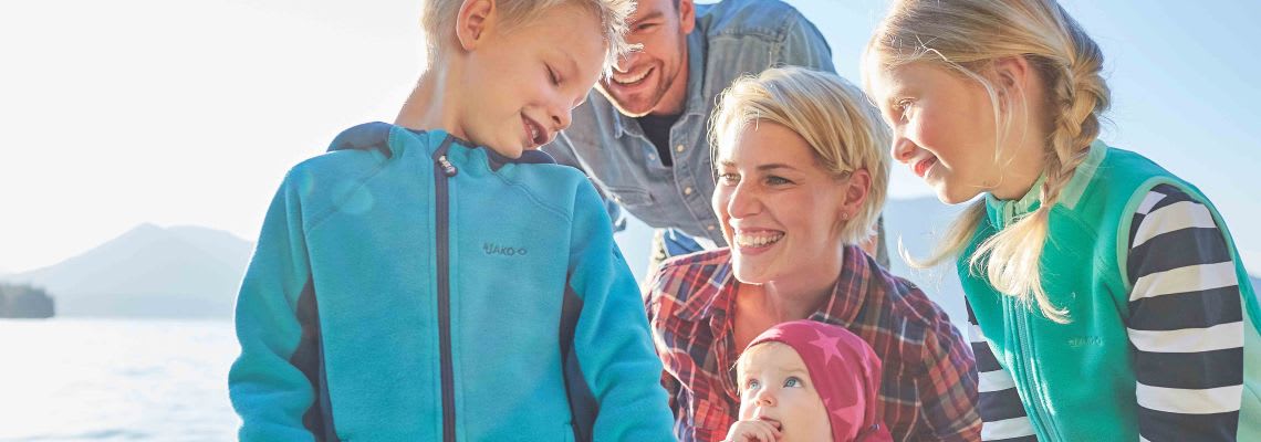 So fördert ihr die Geschwisterliebe aktiv Geschwisterliebe: Familie macht Ausflug