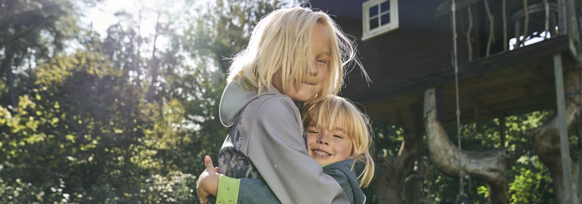 Geschwisterliebe: Infos & Tipps Geschwisterliebe: Kinder umarmen sich