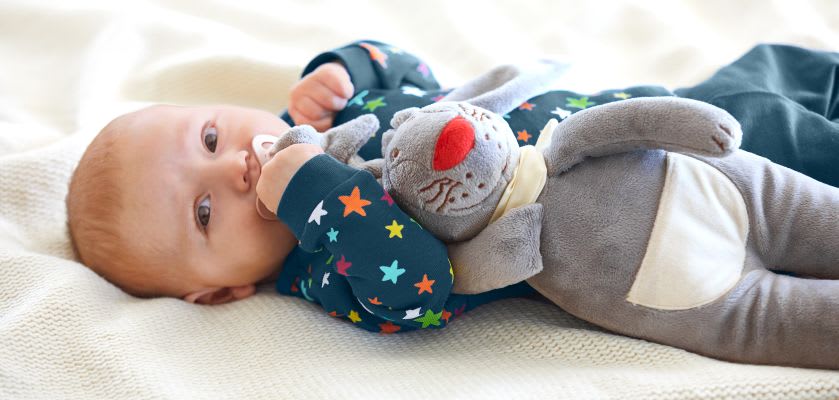 Kuscheltiere zum Einschlafen: Babys lieben das Kuscheln mit ihren Stofftieren Kuscheltiere zum Einschlafen: Baby kuschelt mit Schnullerhasen