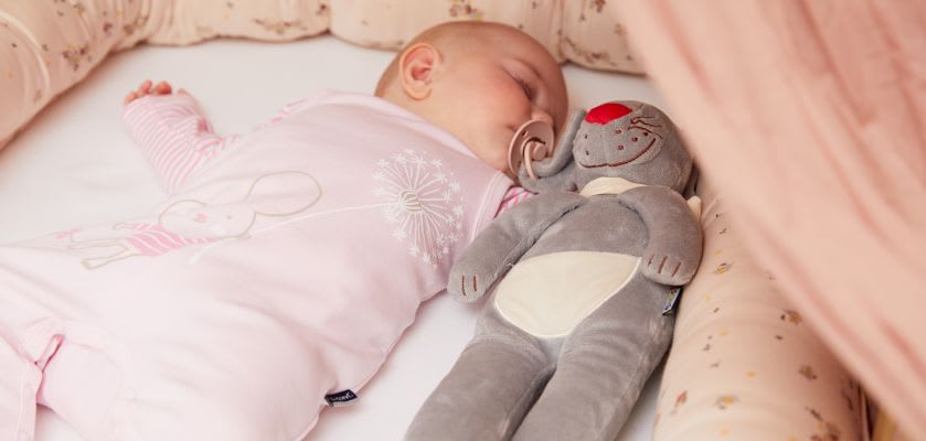 Kuscheltiere zum Einschlafen: Babys lieben unseren Schnullerhasen Kuscheltiere zum Einschlafen: Baby liegt im Bettchen mit Schnullerhasen