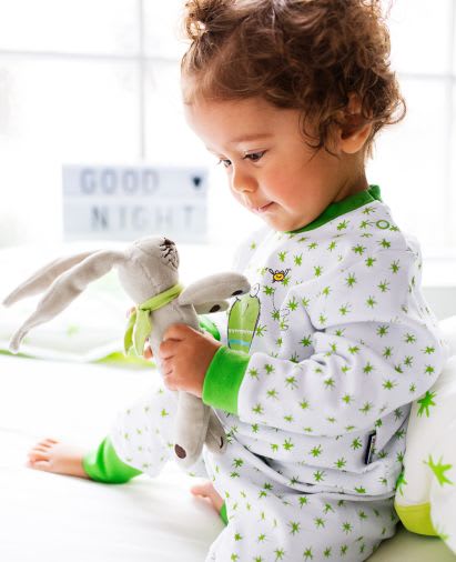 Kuscheltiere zum Spielen und Einschlafen: Baby spielt mit Kuscheltier Kuscheltiere zum Einschlafen: Baby spielt mit Schnullerhasen