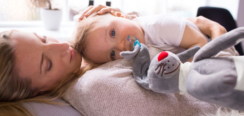 Kuschelzeit beim Einschlafen nicht nur mit Kuscheltieren: Babys kuscheln auch gerne mit Mama und Papa Kuscheltiere zum Einschlafen: Baby kuschelt mit seiner Mutter