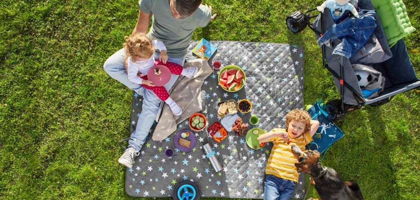 Vater macht Picknick mit Kindern