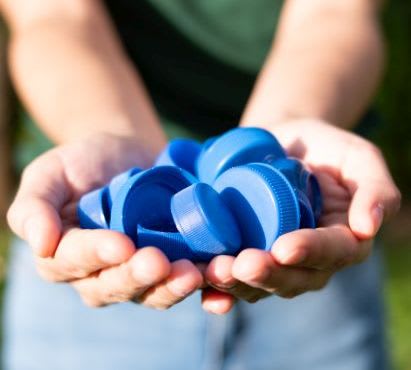 Spiele lassen sich auch aus Verschlüssen von Plastikflaschen selber machen Spiele selber machen: blaue Verschlüsse von Plastikflaschen