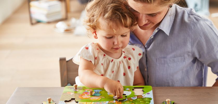 Spiele selber machen: Spiele machen der ganzen Familie großen Spaß Spiele selber machen: Mutter spielt mit Tochter Steckspiel