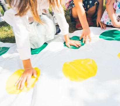Spiele selber machen: Funktioniert eure Picknickdecke zum Twister-Spiel um Spiele selber machen: Kinder spielen Twister im Park