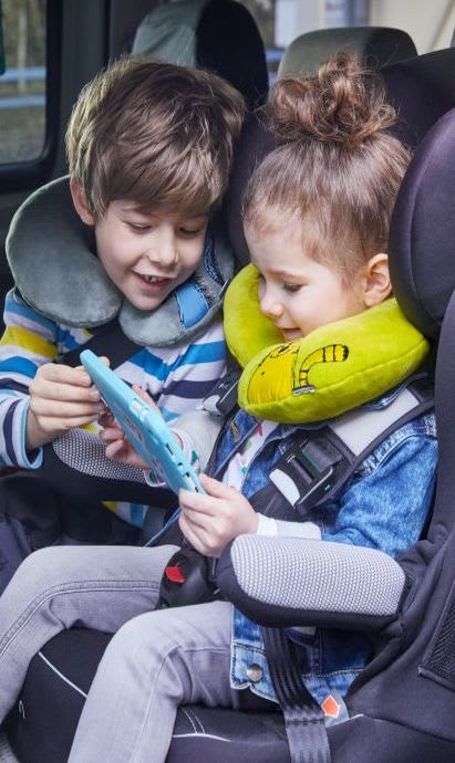 Ausflüge mit Kleinkind: Entspannte Autofahrt zu euren Unternehmungen Ausflüge mit Kleinkind: Kinder spielen im Auto