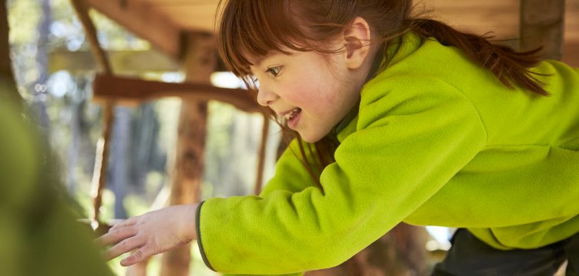 Ausflüge mit Kleinkind: Spannende Unternehmungen sind ein Spaß in jedem Alter Ausflüge mit Kleinkind: Mädchen mit grünem Pulli