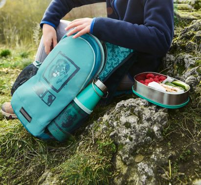 Ausflüge mit Kleinkind: Packliste für eure Unternehmungen Ausflüge mit Kleinkind: Kind packt Rucksack aus