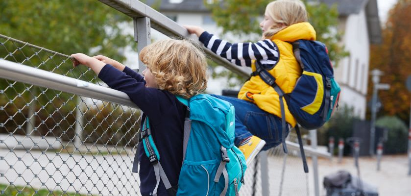 Unternehmungen mit Kindern: Eine gute Vorbereitung ist die halbe Miete Unternehmungen mit Kindern: Kids mit Rucksäcken beim Ausflug