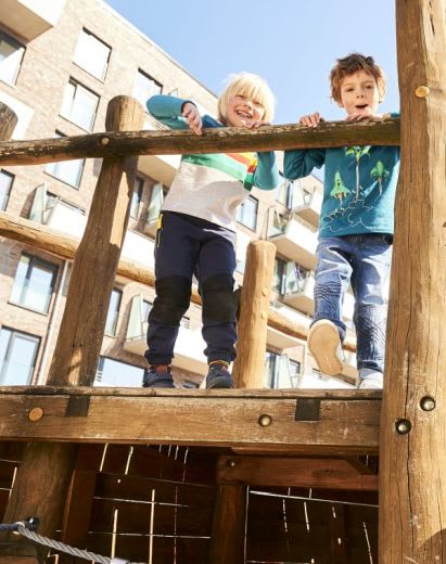 Unternehmungen mit Kindern: Spannende Ausflugsorte in der Stadt Unternehmungen mit Kindern: Kids klettern auf Klettergerüst