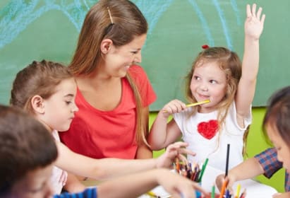 eingewoehnung-kita-kindergartengruppe-beim-basteln.jpg