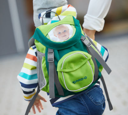 eingewoehnung-krippe-kind-mit-kindergartenrucksack.jpg