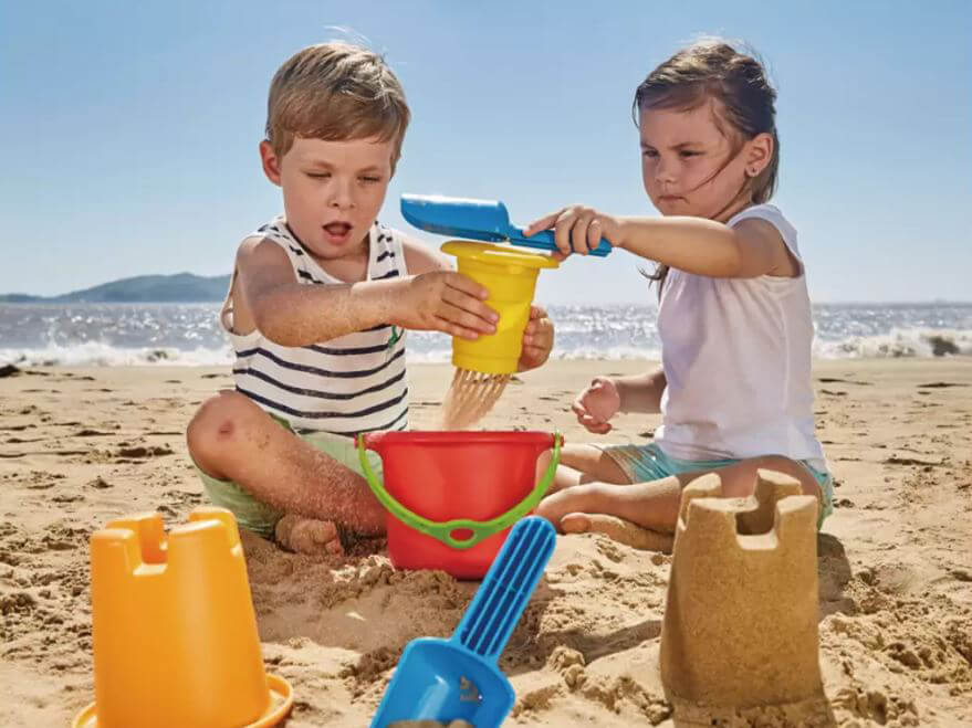 kinder-bauen-sandburg.jpg