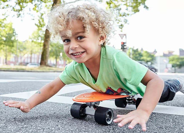 kind-auf-skateboard.jpg