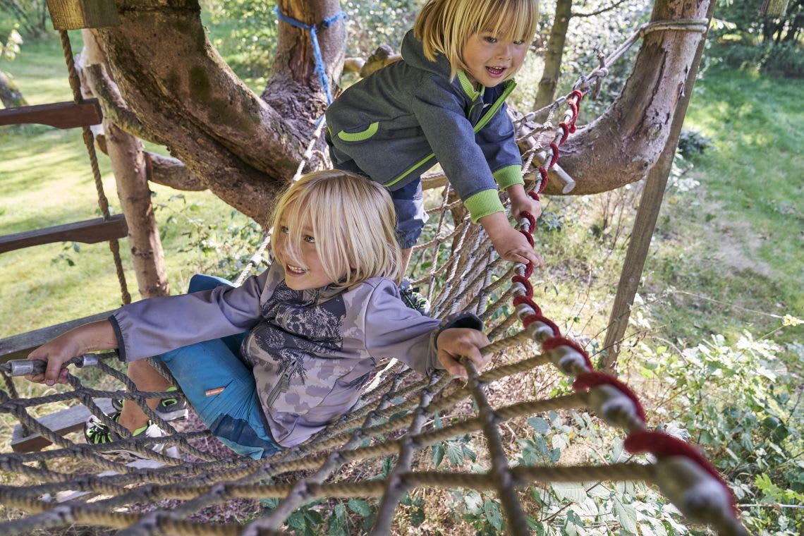 spielen-mit-kindern-jungen-spielen-im-garten.jpg