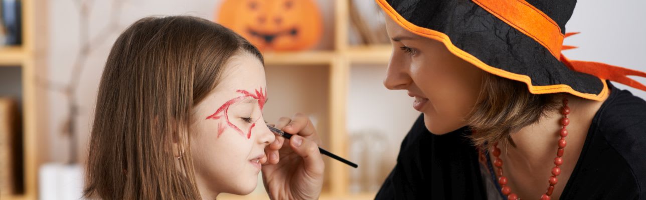 Kinder zu Halloween schminken: Mutter und Tochter verkleiden sich als Hexen