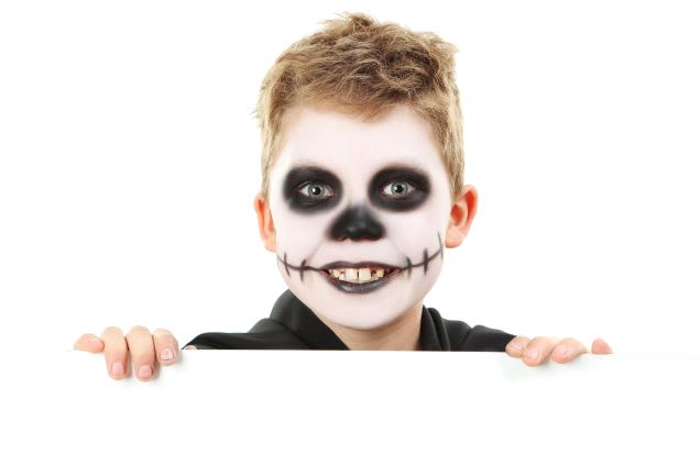 Kinder zu Halloween schminken: Junge als Skelett geschminkt lächelt