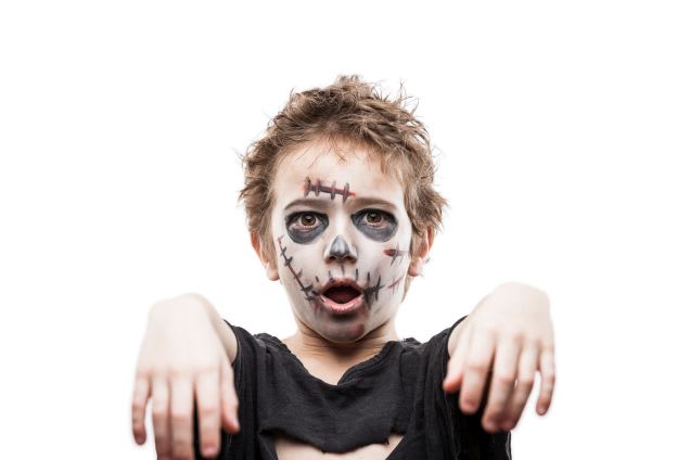 Kinder zu Halloween schminken: Junge als Mumie geschminkt 