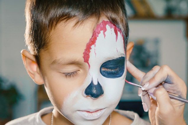 Kinder zu Halloween schminken: Junge wird als Skelett geschminkt
