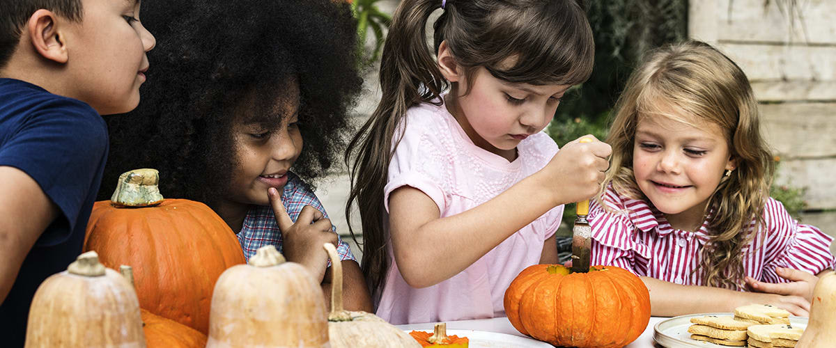 Young_kids_carving_Halloween_jack_o_lanterns02.jpg