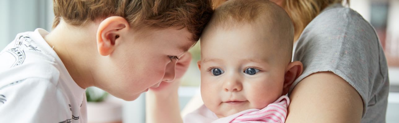 Baby-Erstausstattung: Familie mit Baby