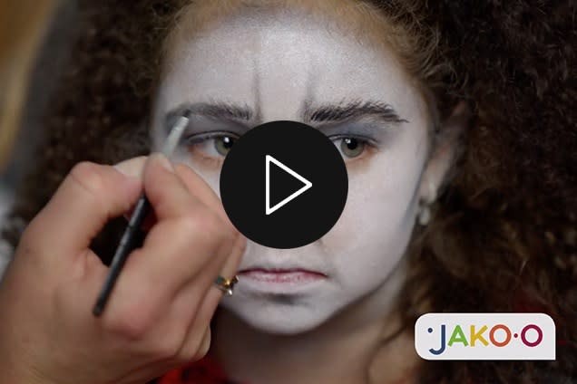 Kinder zu Halloween schminken: Ein Junge als Vampir verkleidet und geschminkt