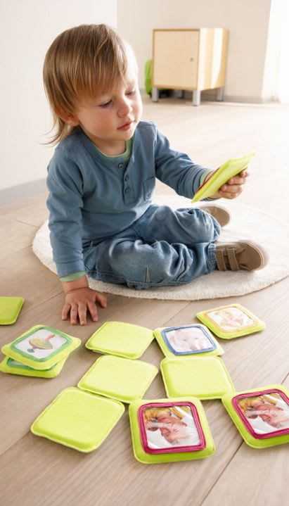familienspiel-ideen-kind-spielt-memo-spiel.jpg